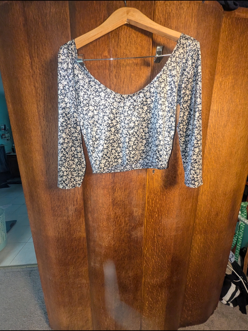Women's Black & White Floral Long-Sleeve Crop Top L